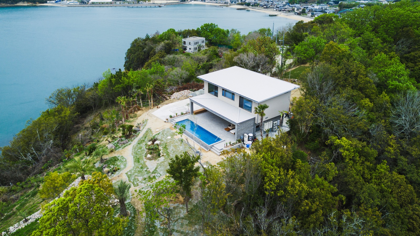 海と緑に囲まれたSHIMASTREAM HOUSEの俯瞰