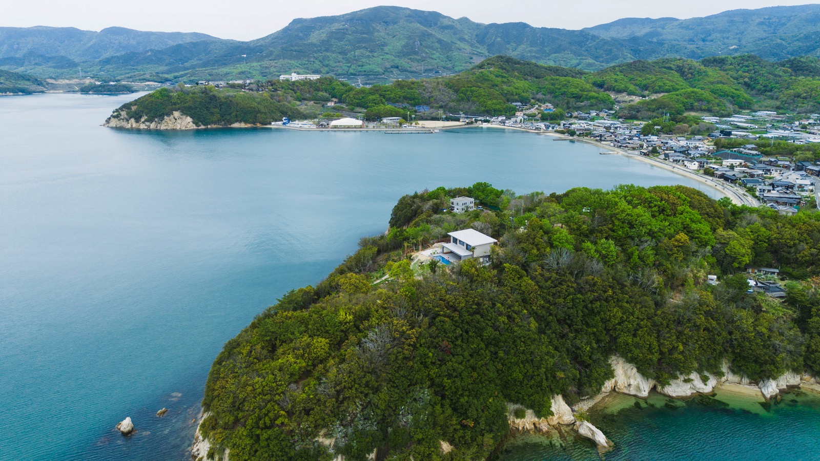 海を見渡すプール