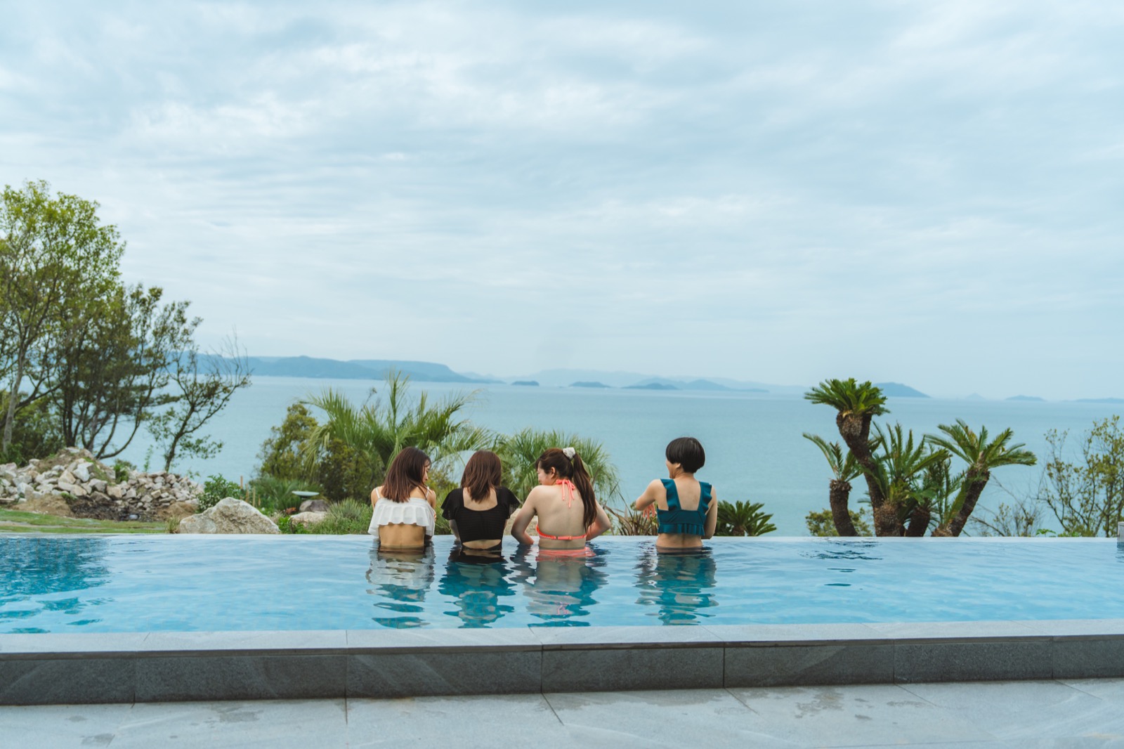海を望むプールでくつろぐ時間