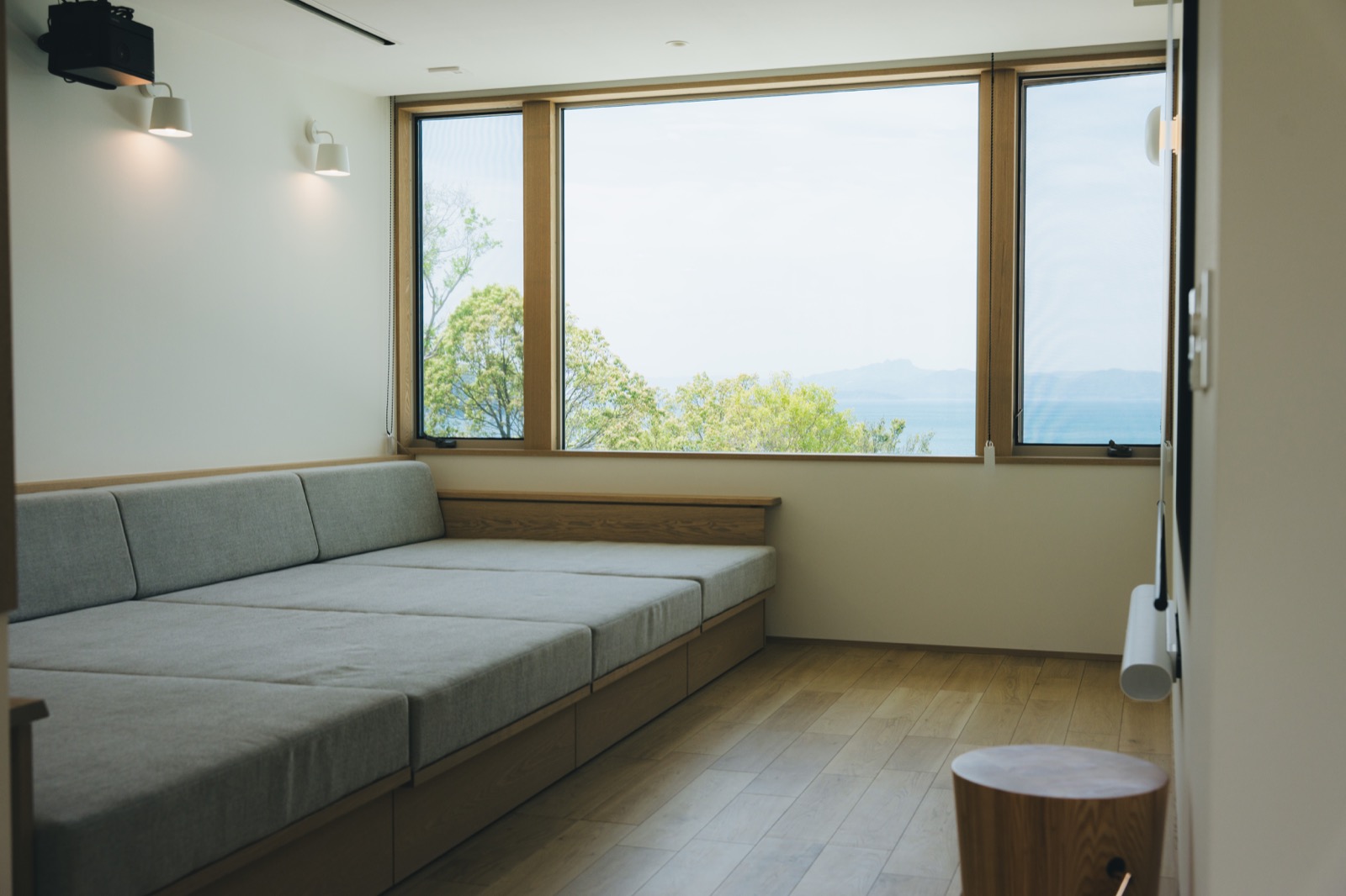 海を望む静かなラウンジ