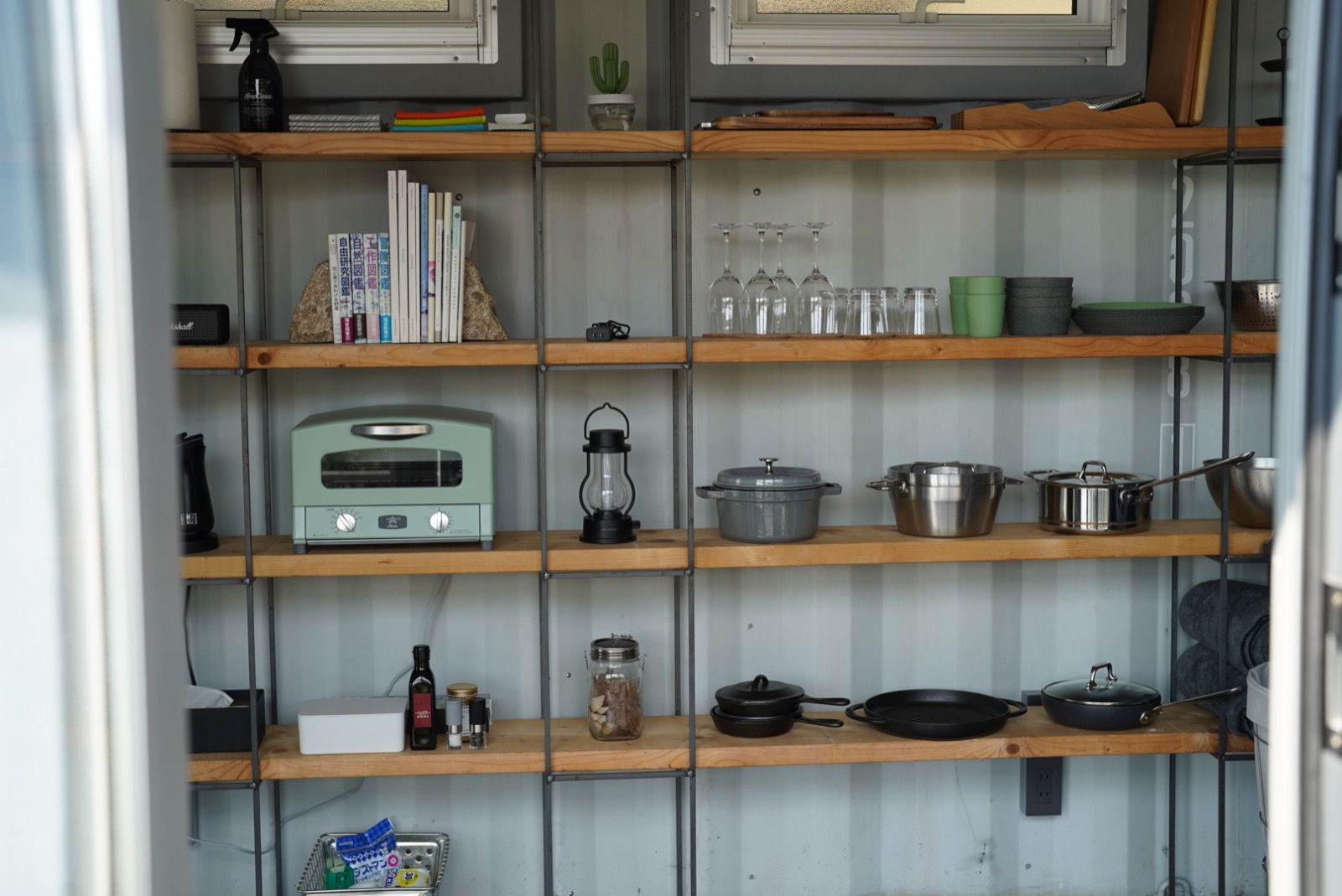 棚に並ぶ調理道具と食器