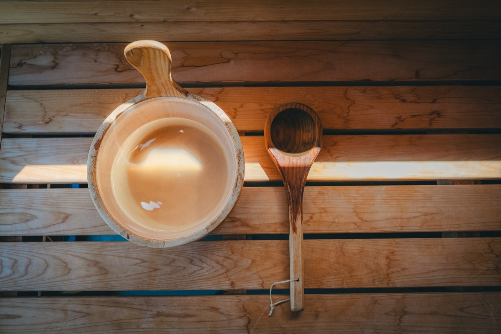 サウナ室の桶とラドル