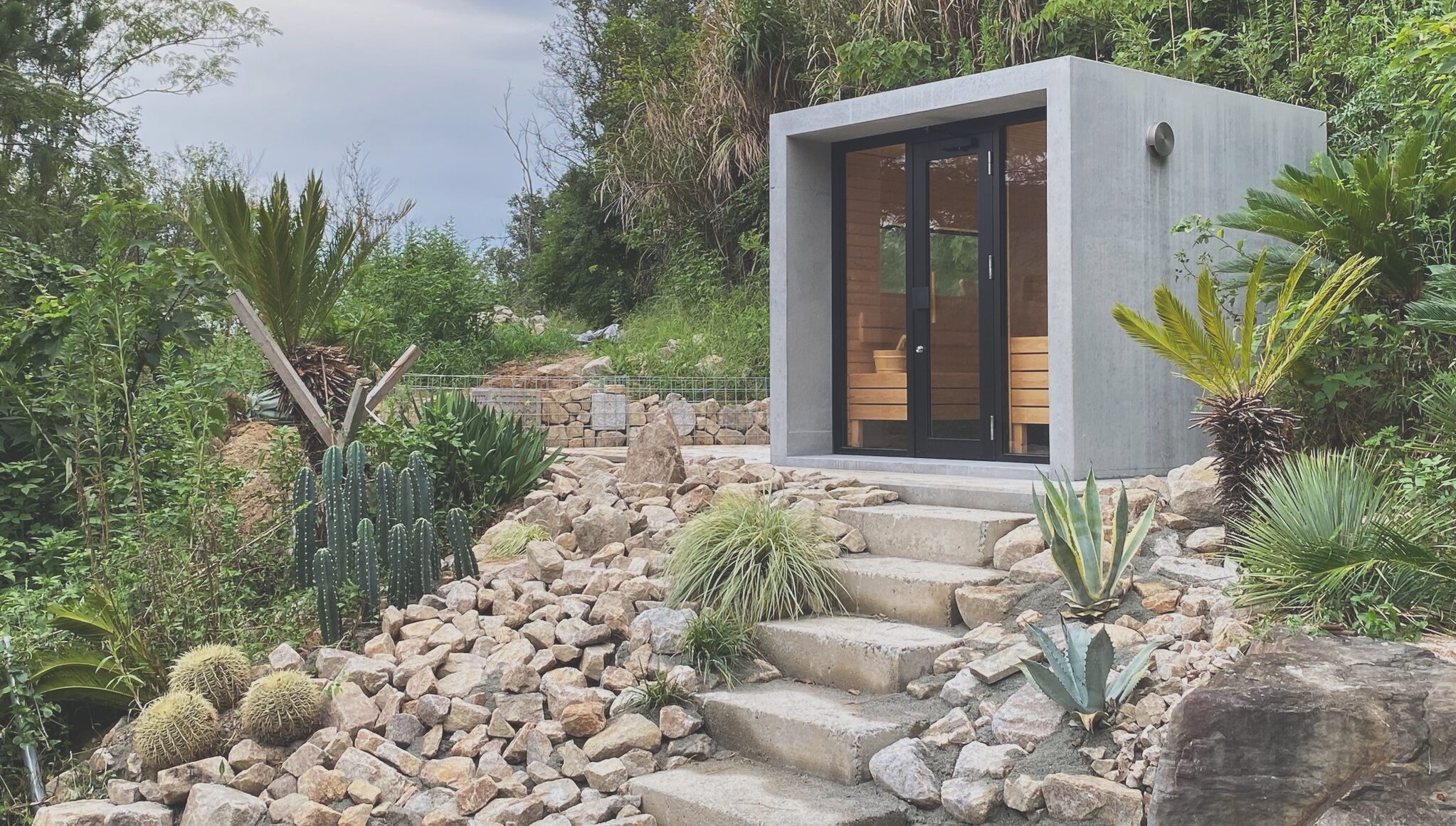 緑に囲まれたサウナ棟